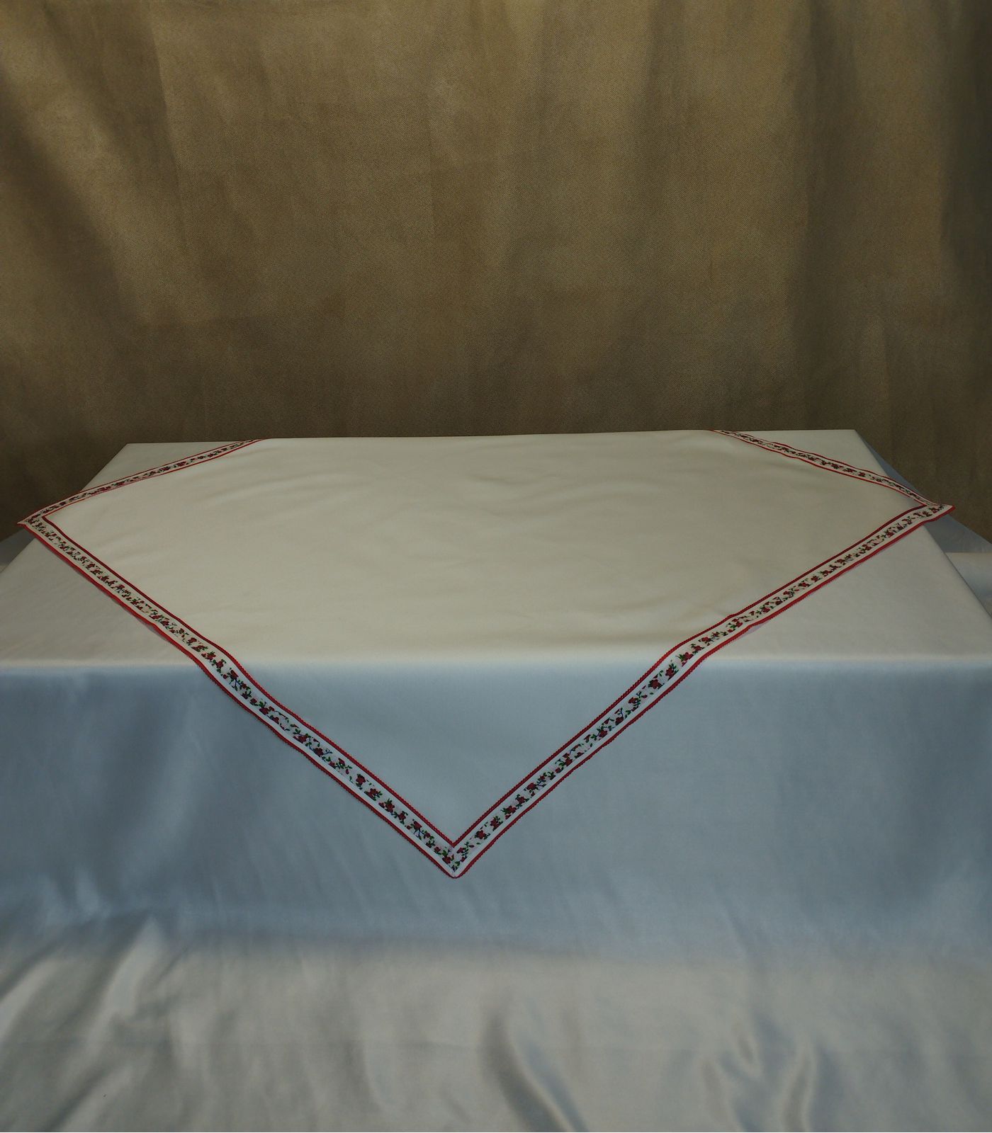 crveni_1 PROLETNJI NADSTOLNJAK SA VEZOM - Slika 1