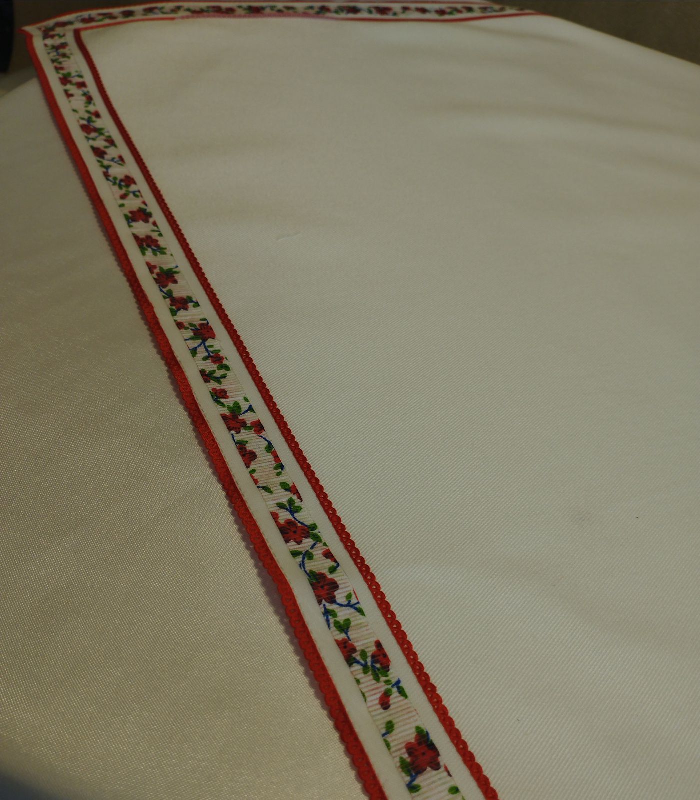 crveni_2 PROLETNJI NADSTOLNJAK SA VEZOM - Slika 3