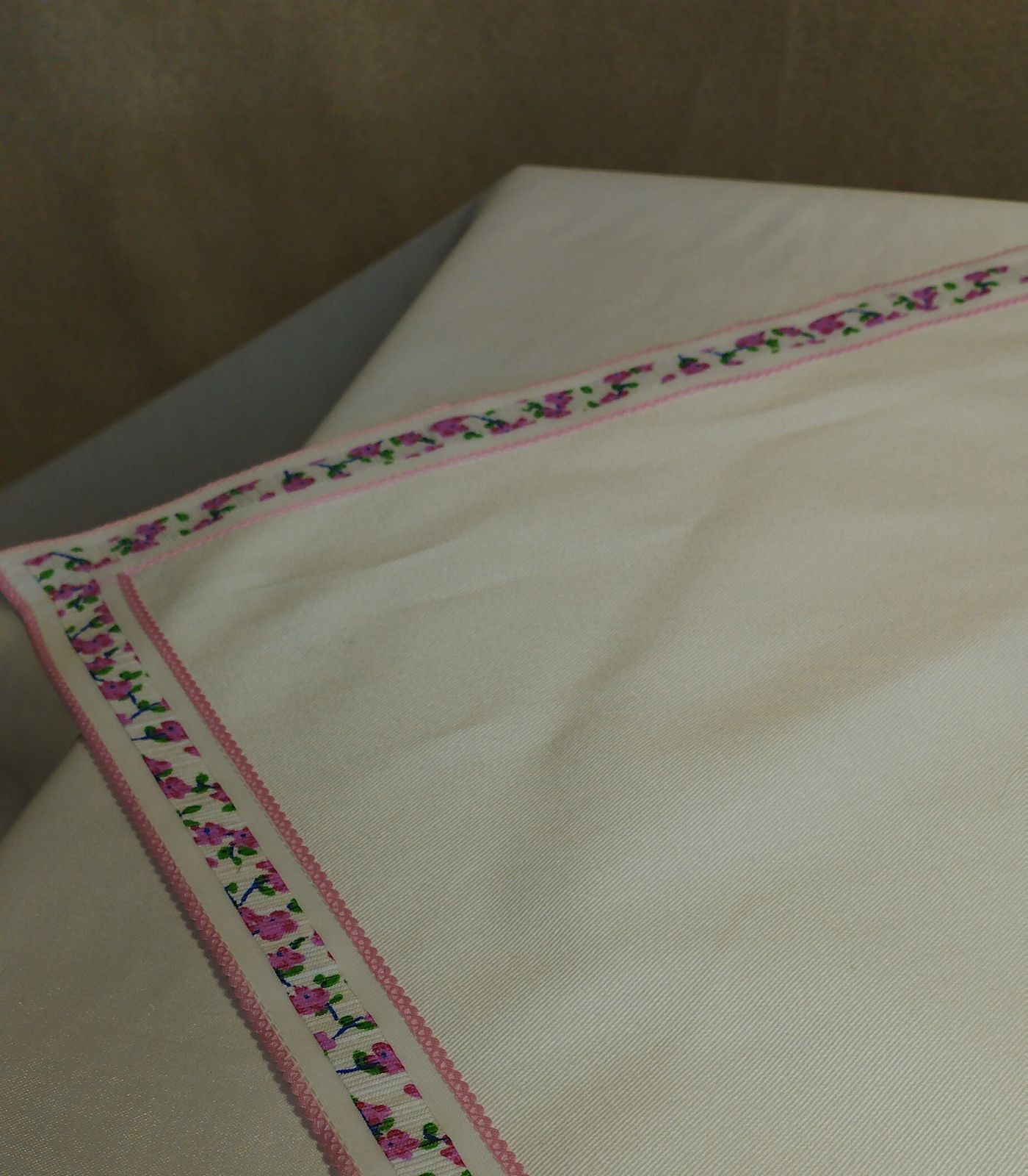 rozi_2 PROLETNJI NADSTOLNJAK SA VEZOM - Slika 7